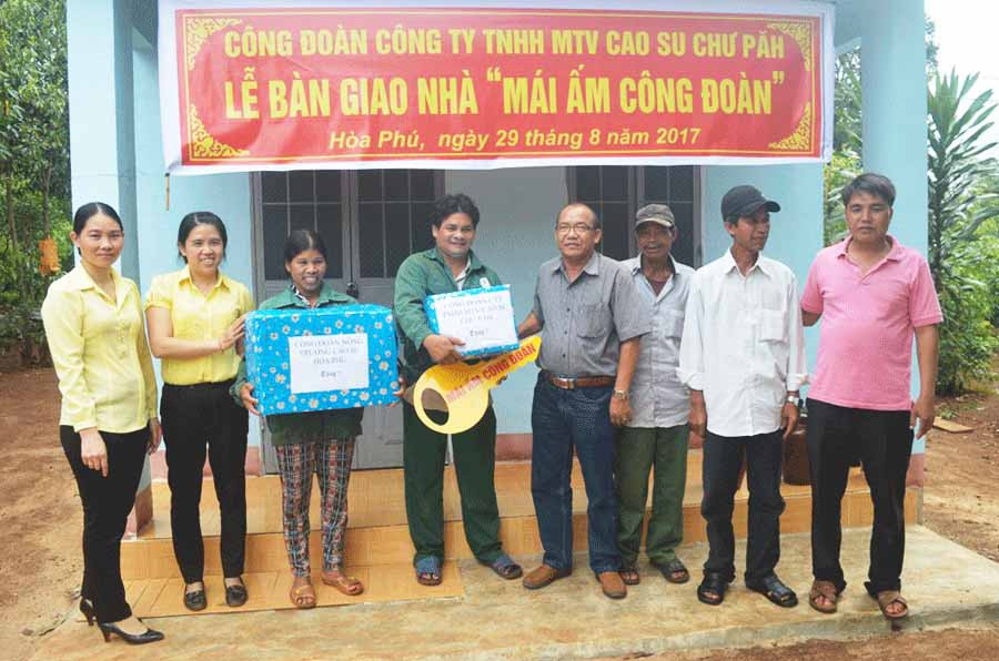 Công đoàn Công ty Cao su Chư Pah trao nhà “Mái ấm Công đoàn” cho vợ chồng công nhân Rơ Châm Jưng. Ảnh: H.T