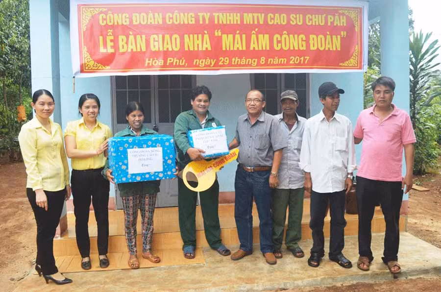 Công đoàn Công ty Cao su Chư Pah trao nhà “Mái ấm Công đoàn” cho vợ chồng công nhân Rơ Châm Jưng. Ảnh: H.T