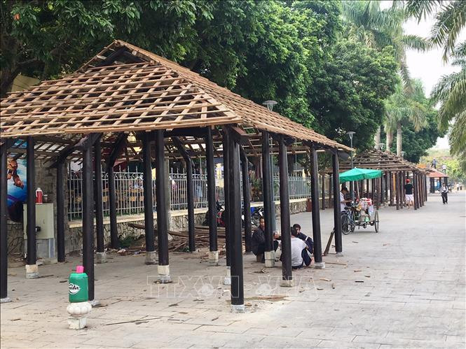  Thành phố Huế đang gấp rút dựng các nhà rường bên bờ sông Hương làm không gian trưng bày, giới thiệu sản phẩm nghề truyền thống.