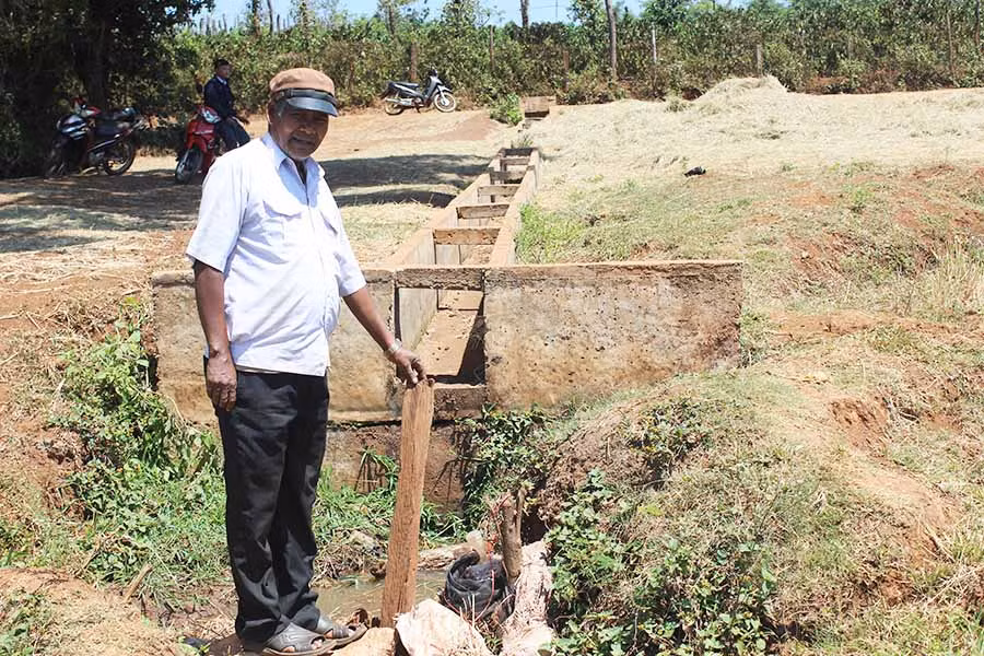 Ông Rah Lan Blã (làng Mung, xã Ia Blang) bên tuyến kênh mương đã được kiên cố hóa. Ảnh: N.D