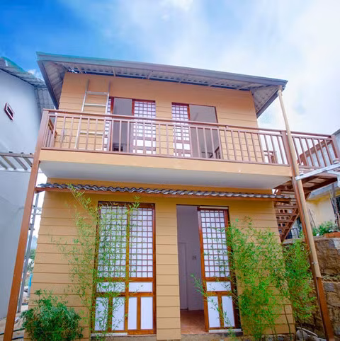 Thị trấn NOBI là một tổ hợp gồm nhiều căn homestay nằm sát nhau, trong đó nổi bật là mô căn nhà mô phỏng nơi gia đình Nobita sống. Nhìn từ ngoài vào, bạn sẽ tưởng mình đang lạc vào thế giới tuổi thơ thận thuộc với mô mình, bờ tường, cánh cửa thân thuộc.