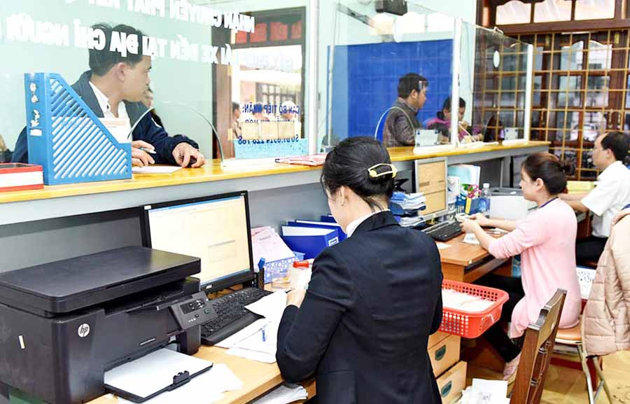  Giải quyết thủ tục hành chính tại bộ phận một cửa Sở Giao thông-Vận tải. Ảnh: Đ.T