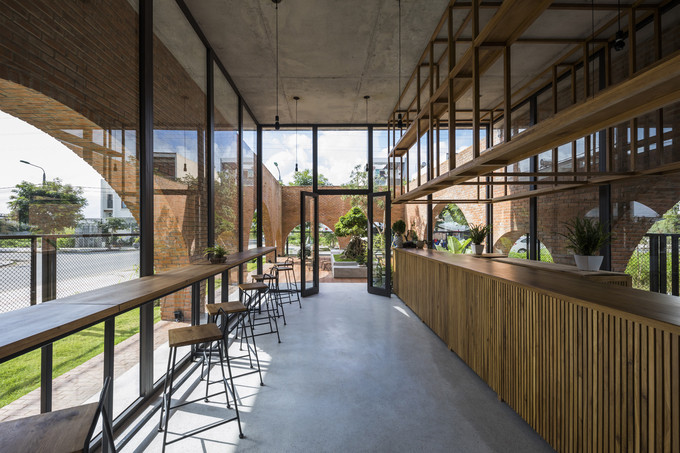 và một không gian bên trong nhà. và một không gian bên trong nhà.