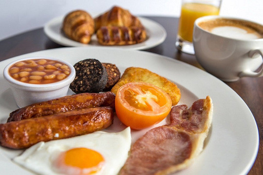 Bữa ăn sáng phổ biến với nhiều thịt chế biến sẵn có thể góp phần làm tăng nguy cơ ung thư ruột - ảnh minh họa từ internet Bữa ăn sáng phổ biến với nhiều thịt chế biến sẵn có thể góp phần làm tăng nguy cơ ung thư ruột - ảnh minh họa từ internet