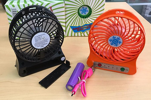 Một chiếc quạt sạc mini, có điều chỉnh tốc độ, bóng LED chiếu sáng được bán với giá 35.000 đồng.