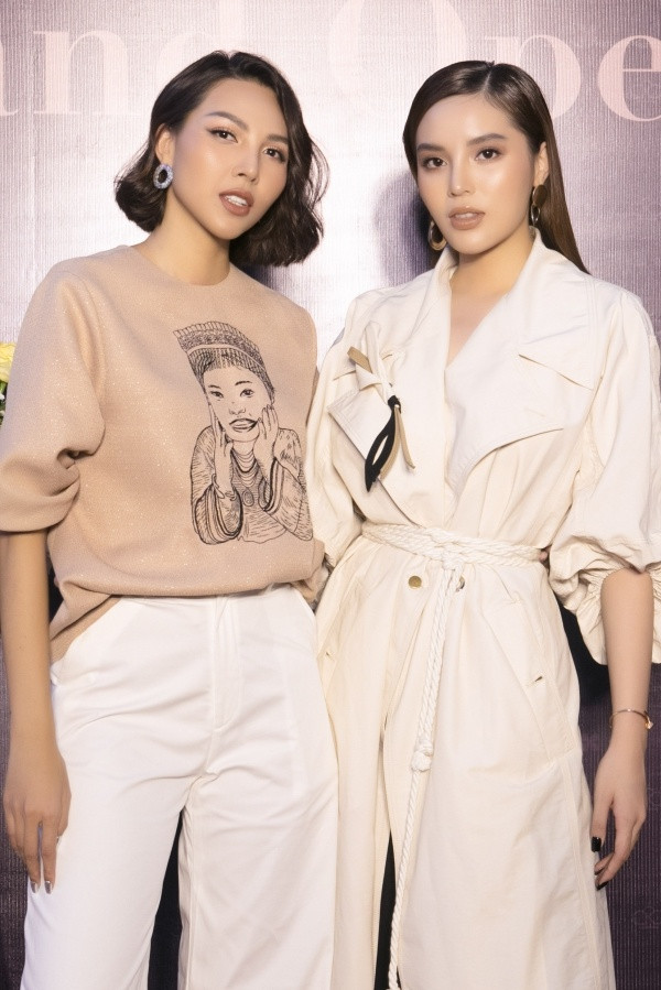 Thời gian gần đây, Kỳ Duyên và Minh Triệu có sự tương đồng về phong cách, lối trang điểm. Trong show thời trang cuối tuần qua, họ diện đồ đôi và cùng catwalk với vai trò vedette.