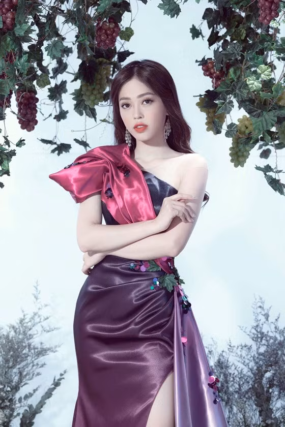 Phương Nga ngọt ngào với màu tím rượu nho