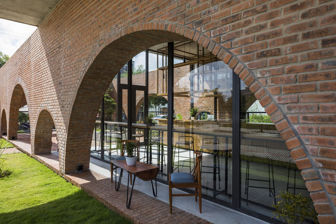 Những khung cửa vòm cũng làm tăng cảm giác cổ điển. lãng mạn và cầu kỳ của không gian. Những khung cửa vòm cũng làm tăng cảm giác cổ điển. lãng mạn và cầu kỳ của không gian.