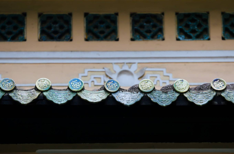 Ba tầng mái của đền đều lợp ngói lưu ly, có họa tiết tinh xảo. Ba tầng mái của đền đều lợp ngói lưu ly, có họa tiết tinh xảo.