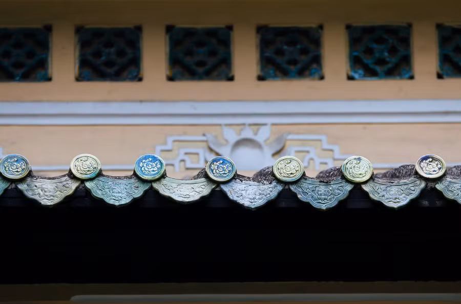 Ba tầng mái của đền đều lợp ngói lưu ly, có họa tiết tinh xảo.