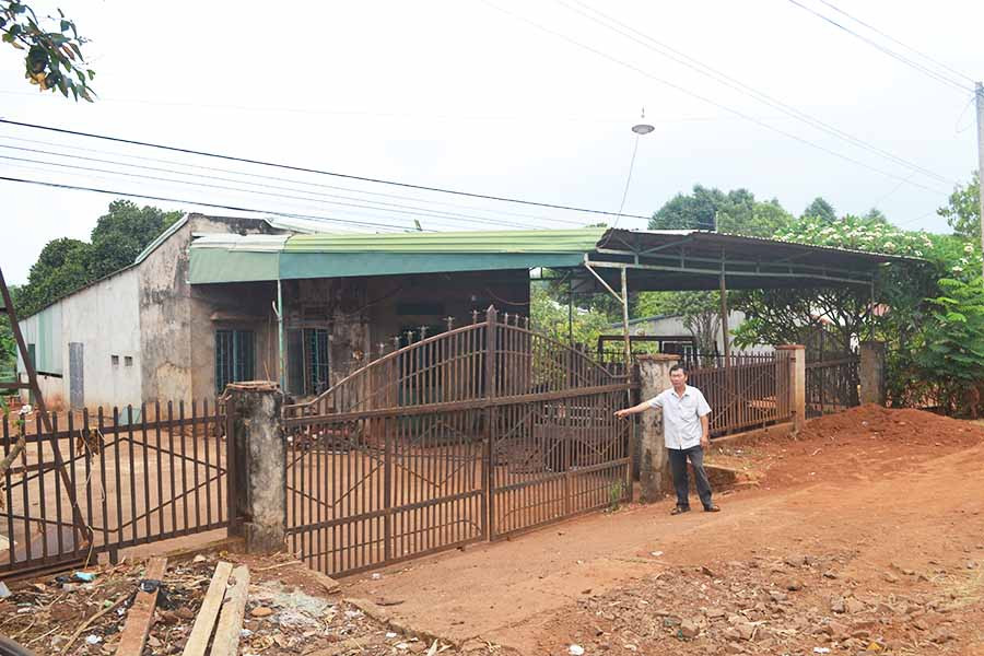 Ông Trương Văn Cường chỉ vị trí lô đất đang tranh chấp tại làng Bang (xã Ia Chía, huyện Ia Grai). Ảnh: H.C