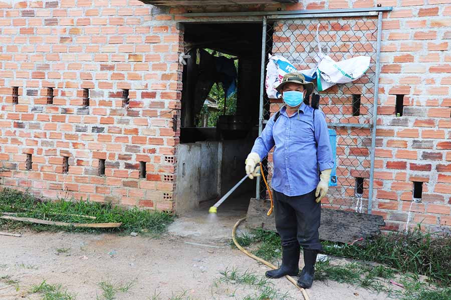 Định kỳ hàng tháng, ông Dư phun hóa chất tiêu độc khử trùng trong và ngoài khu chăn nuôi. Ảnh: N.M  Định kỳ hàng tháng, ông Dư phun hóa chất tiêu độc khử trùng trong và ngoài khu chăn nuôi. Ảnh: N.M