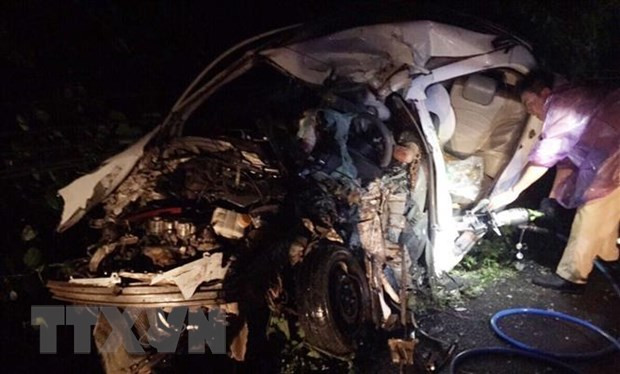  Tại hiện trường, ôtô 4 chỗ bị hư hỏng hoàn toàn phần đầu và thân xe bên trái. (Ảnh: Vũ Hà/TTXVN)