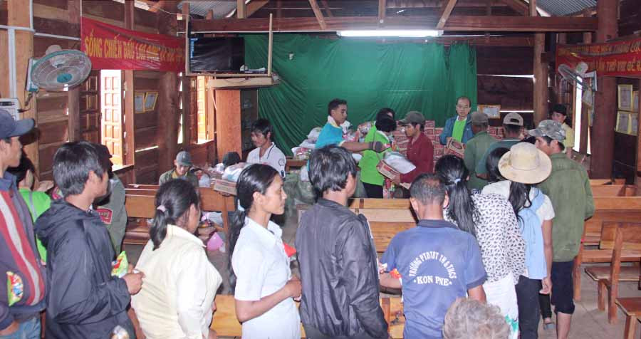  Nhóm thiện nguyện tặng 500 suất quà cho người dân xã Kon Pne. Ảnh: Ngọc Minh