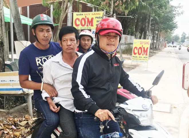 Nghi can (giữa) bị các "hiệp sĩ" phối hợp công an bắt giữ. Ảnh: N.An. Nghi can (giữa) bị các