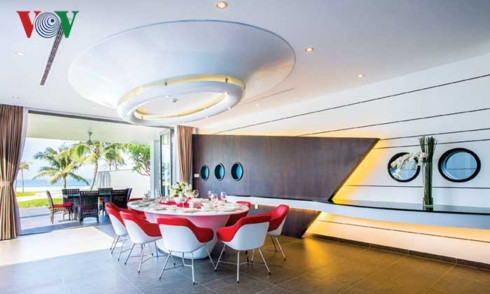 Phòng ăn lớn được thiết kế như một khoang thuyền. Phòng ăn lớn được thiết kế như một khoang thuyền.