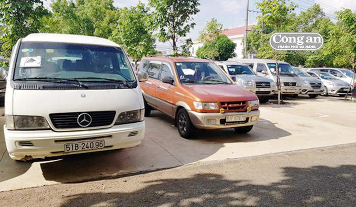 Hàng chục ô-tô bị tạm giữ tại CQĐT để làm rõ, trong đó có chiếc chỉ chở con bạc vào sòng để lấy tiền “bồi dưỡng” của chủ sòng. Hàng chục ô-tô bị tạm giữ tại CQĐT để làm rõ, trong đó có chiếc chỉ chở con bạc vào sòng để lấy tiền “bồi dưỡng” của chủ sòng.