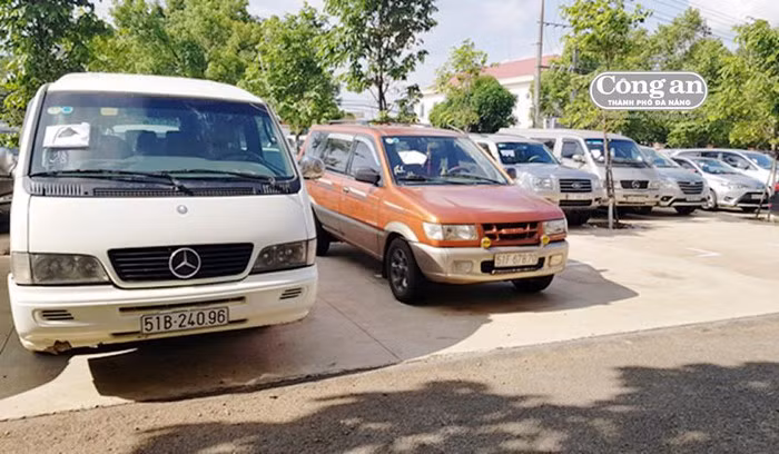  Hàng chục ô-tô bị tạm giữ tại CQĐT để làm rõ, trong đó có chiếc chỉ chở con bạc vào sòng để lấy tiền “bồi dưỡng” của chủ sòng.