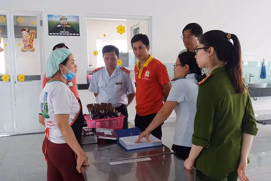 Tăng cường thanh kiểm tra trong Tháng hành động vì ATTP. Ảnh: N.N