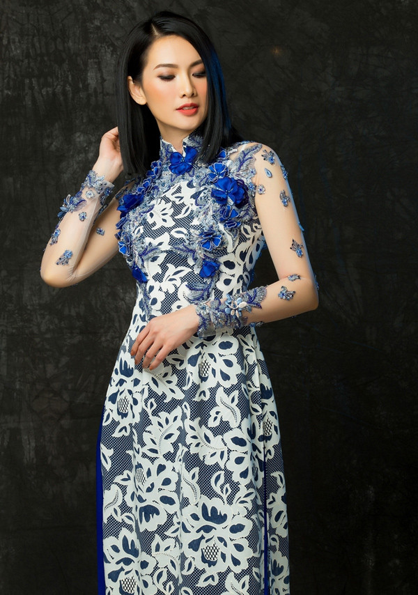  Duy trì phom dáng truyền thống nhưng loạt áo dài trở nên mới mẻ hơn nhờ sử dụng chất liệu độc đáo.