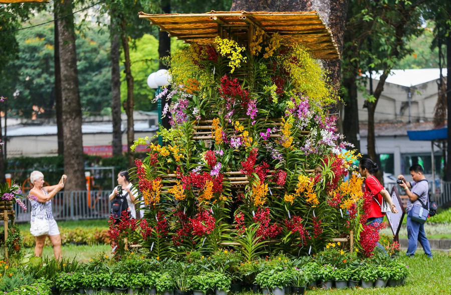 Tiểu cảnh trưng bày các loài hoa lan nhiệt đới thu hút du khách chụp ảnh. Các loài hoa lan ôn đới, xứ lạnh, lan cấy mô trong ống nghiệm cũng được giới thiệu...