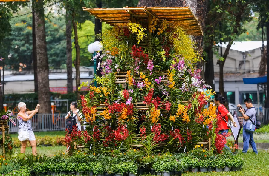 Tiểu cảnh trưng bày các loài hoa lan nhiệt đới thu hút du khách chụp ảnh. Các loài hoa lan ôn đới, xứ lạnh, lan cấy mô trong ống nghiệm cũng được giới thiệu...