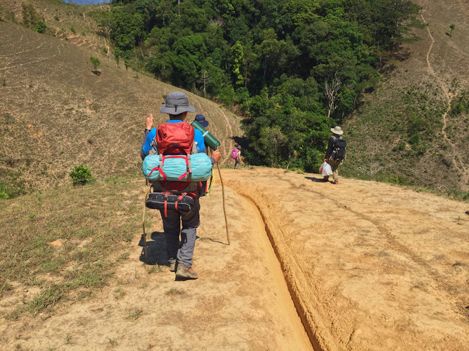 Cung đường không phải quá khó đi nhưng có nhiều ngã rẽ. Bạn nên liên hệ trước porter để chở đồ đạc và dẫn đường. Họ sẽ giúp nhóm của bạn di chuyển nhẹ nhàng hơn và tránh bị lạc đường. Có người đã mất tích và thiệt mạng tại cung đường này. Nên việc đi tự túc mà không có người dẫn đường sẽ tìm ẩn nhiều nguy hiểm. Cung đường không phải quá khó đi nhưng có nhiều ngã rẽ. Bạn nên liên hệ trước porter để chở đồ đạc và dẫn đường. Họ sẽ giúp nhóm của bạn di chuyển nhẹ nhàng hơn và tránh bị lạc đường. Có người đã mất tích và thiệt mạng tại cung đường này. Nên việc đi tự túc mà không có người dẫn đường sẽ tìm ẩn nhiều nguy hiểm.