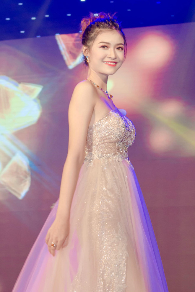 Bên cạnh chiếc vương miện hoa khôi, Kiều Loan còn được trao 2 giải phụ, trong đó có “Miss ứng xử” cho câu trả lời thông minh liên quan đến việc đóng góp cho cộng đồng, xã hội. Bên cạnh chiếc vương miện hoa khôi, Kiều Loan còn được trao 2 giải phụ, trong đó có “Miss ứng xử” cho câu trả lời thông minh liên quan đến việc đóng góp cho cộng đồng, xã hội.