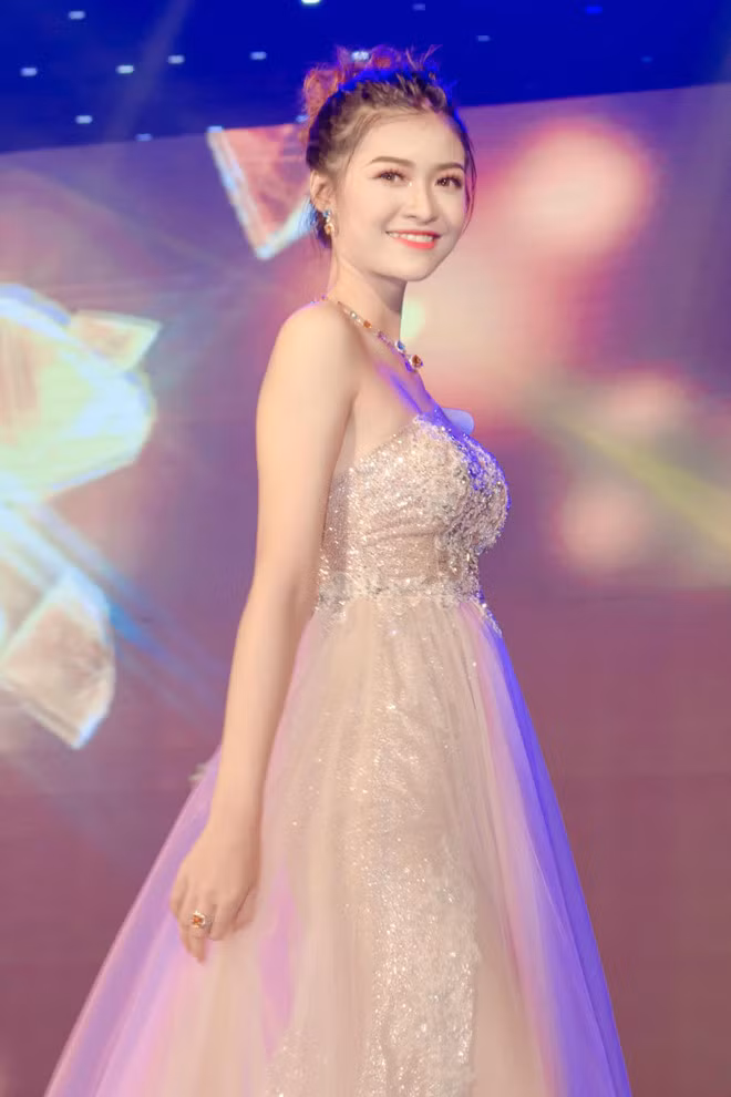  Bên cạnh chiếc vương miện hoa khôi, Kiều Loan còn được trao 2 giải phụ, trong đó có “Miss ứng xử” cho câu trả lời thông minh liên quan đến việc đóng góp cho cộng đồng, xã hội.