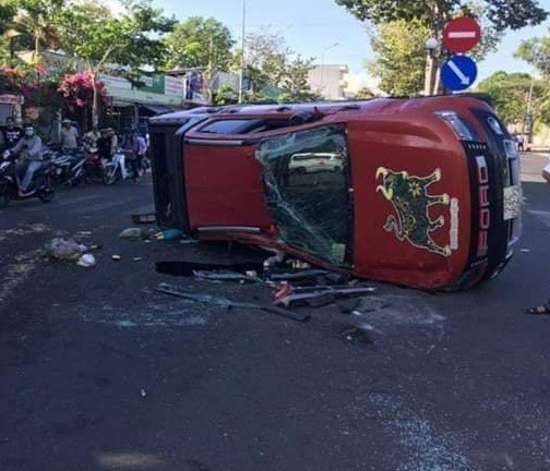 Chiếc xe bán tải lăn nhiều vòng và đâm vào xe khác