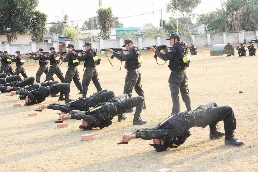 Cán bộ, chiến sĩ Trung đoàn Cảnh sát Cơ động Tây Nguyên trong một buổi luyện tập bắn súng. Ảnh: L.G Cán bộ, chiến sĩ Trung đoàn Cảnh sát Cơ động Tây Nguyên trong một buổi luyện tập bắn súng. Ảnh: L.G