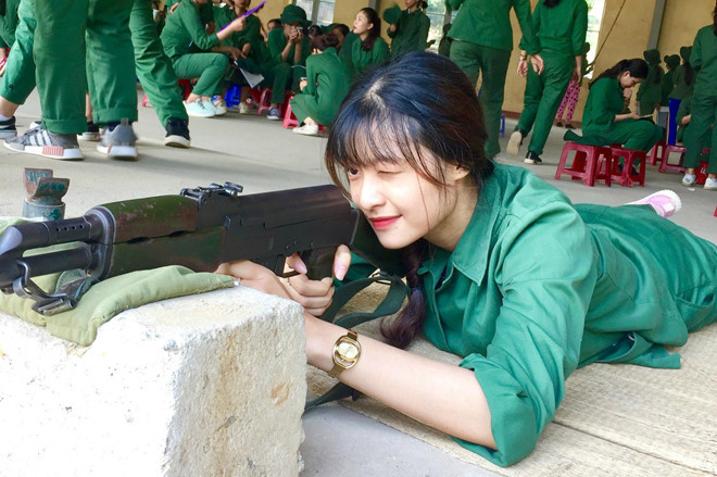 Thời cấp 3, tân hoa khôi ĐH Đà Nẵng đã giành giải nhất cuộc thi Nguyễn Duy Hiệu Got Talent, quán quân Nét đẹp học đường THPT Nguyễn Duy Hiệu, Thanh niên tiên tiến làm theo lời Bác cấp tỉnh, Bí thư Chi đoàn xuất sắc 3 năm liên tiếp, giải khuyến khích học sinh tài năng cấp tỉnh, giải khuyến khích hùng biện Tiếng Anh cấp tỉnh. Nhờ bảng thành tích đáng nể, Kiều Loan được kết nạp Đảng vào năm học lớp 12. Thời cấp 3, tân hoa khôi ĐH Đà Nẵng đã giành giải nhất cuộc thi Nguyễn Duy Hiệu Got Talent, quán quân Nét đẹp học đường THPT Nguyễn Duy Hiệu, Thanh niên tiên tiến làm theo lời Bác cấp tỉnh, Bí thư Chi đoàn xuất sắc 3 năm liên tiếp, giải khuyến khích học sinh tài năng cấp tỉnh, giải khuyến khích hùng biện Tiếng Anh cấp tỉnh. Nhờ bảng thành tích đáng nể, Kiều Loan được kết nạp Đảng vào năm học lớp 12.