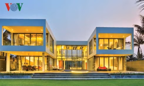 Ngôi nhà là một biệt thự nằm trong một khuôn viên rộng rãi với vị trí đắc địa ven biển, có tầm nhìn mở rộng về phía biển. Chính điều đó đã gợi nên ý tưởng cho chủ nhà và kiến trúc sư thiết kế một không gian mang âm hưởng của đại dương.