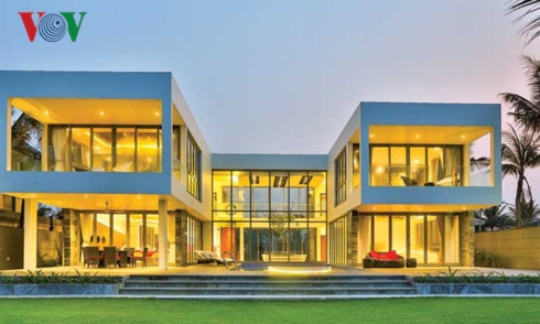 Ngôi nhà là một biệt thự nằm trong một khuôn viên rộng rãi với vị trí đắc địa ven biển, có tầm nhìn mở rộng về phía biển. Chính điều đó đã gợi nên ý tưởng cho chủ nhà và kiến trúc sư thiết kế một không gian mang âm hưởng của đại dương. Ngôi nhà là một biệt thự nằm trong một khuôn viên rộng rãi với vị trí đắc địa ven biển, có tầm nhìn mở rộng về phía biển. Chính điều đó đã gợi nên ý tưởng cho chủ nhà và kiến trúc sư thiết kế một không gian mang âm hưởng của đại dương.