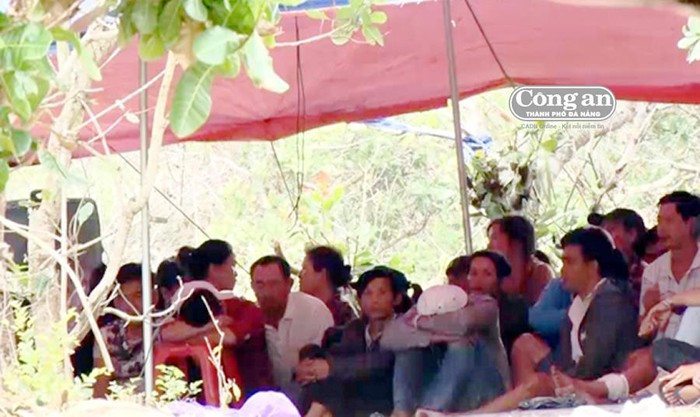 Nhiều con bạc lao động tự do, buôn bán nhỏ, thậm chí bán hàng rong tham gia. Nhiều con bạc lao động tự do, buôn bán nhỏ, thậm chí bán hàng rong tham gia.