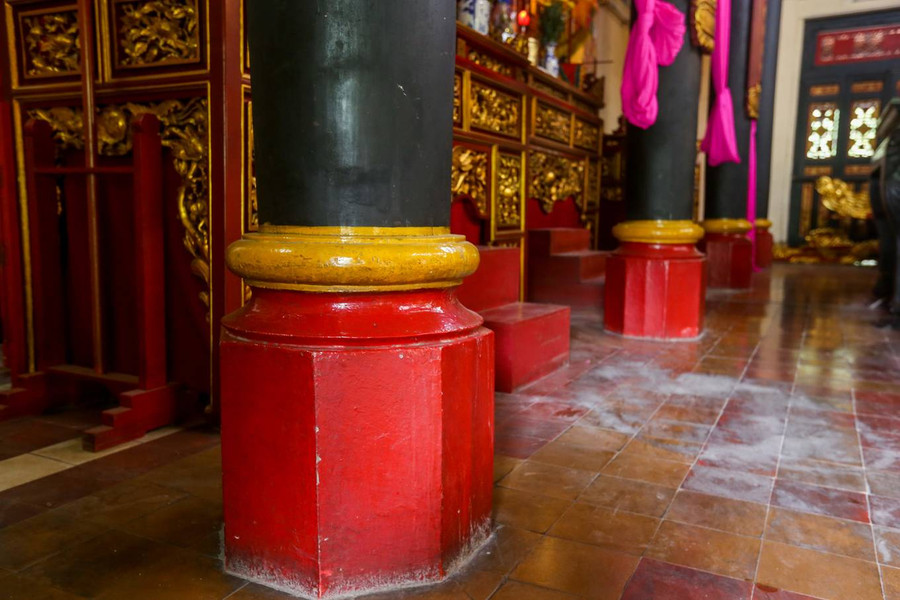 Đền được chống đỡ bằng 12 cây gỗ mật màu đen bóng, đường kính khoảng 50 cm, tượng trưng cho 12 Can Chi của văn hóa Á Đông. Đền được chống đỡ bằng 12 cây gỗ mật màu đen bóng, đường kính khoảng 50 cm, tượng trưng cho 12 Can Chi của văn hóa Á Đông.