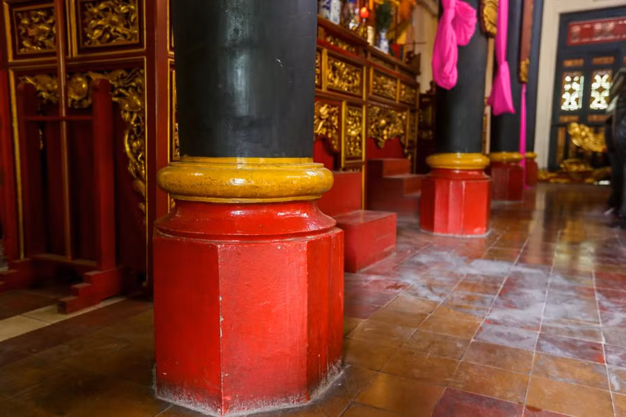 Đền được chống đỡ bằng 12 cây gỗ mật màu đen bóng, đường kính khoảng 50 cm, tượng trưng cho 12 Can Chi của văn hóa Á Đông. Đền được chống đỡ bằng 12 cây gỗ mật màu đen bóng, đường kính khoảng 50 cm, tượng trưng cho 12 Can Chi của văn hóa Á Đông.