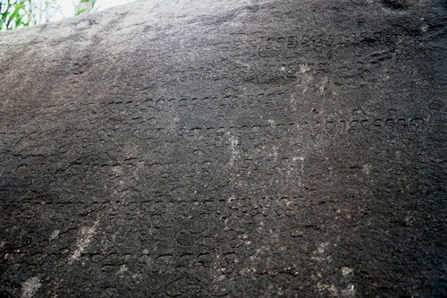  Chữ Chăm cổ khắc trên đá. Ảnh: Phạm Linh.