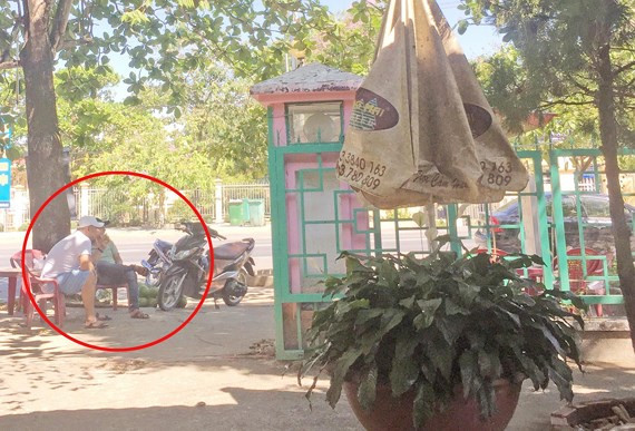  Hai trong số ba người được xác định có liên quan đến vụ hành hung nhà báo ở quán cà phê