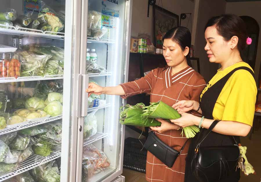 Các mặt hàng rau xanh được gói bằng lá chuối tại cửa hàng Huka Food. Ảnh: V.T  Các mặt hàng rau xanh được gói bằng lá chuối tại cửa hàng Huka Food. Ảnh: V.T