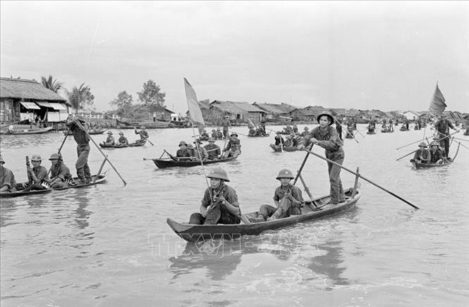  Tại Cà Mau, đêm 30/4/1975, quân ta tập trung lực lượng tiến công thị xã, kết hợp lực lượng quần chúng nổi dậy chiếm các vị trí quan trọng. 5 giờ sáng 1/5, các mũi tiến công của ta đã vào nội ô thị xã kết hợp phong trào quần chúng nổi dậy giải phóng thị xã Cà Mau lúc 10 giờ ngày 1/5/1975. Ảnh: TTXVN