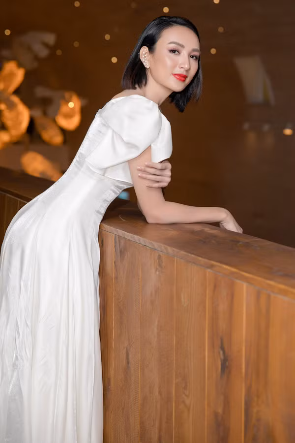 Dù đã trải qua một lần sinh nở, mỹ nhân 8X vẫn giữ được sắc vóc đáng ngưỡng mộ nhờ chế độ ăn uống khoa học.