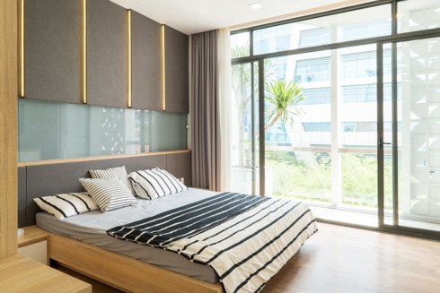 Cửa trượt dễ dàng đóng mở khi các thành viên muốn ngắm khung cảnh thành phố từ trên cao.