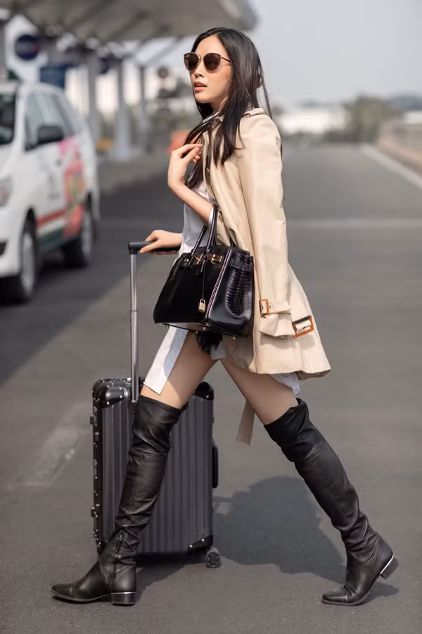 Vào mùa này, khi đi công tác ở khu vực phía Bắc hay miền ôn đới, các mẫu áo khoác, áo choàng là trang phục không thể thiếu.