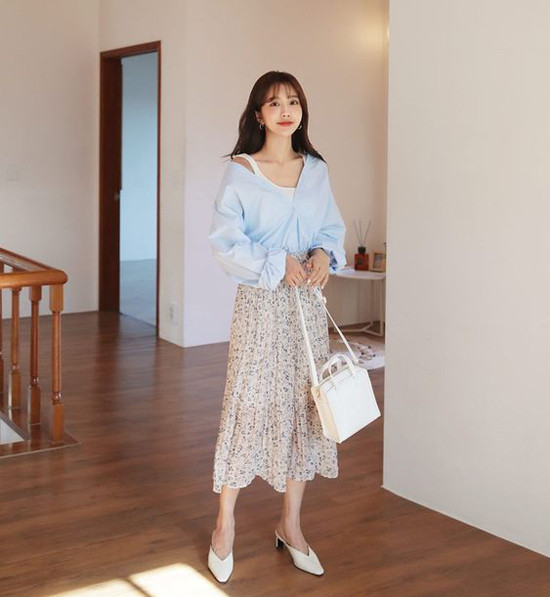 Ngoài công thức quen thuộc trong việc mix màu trắng - xanh, các nhà mốt còn giới thiệu thêm các kiểu họa tiết hoa nhí xinh xắn. Ngoài công thức quen thuộc trong việc mix màu trắng - xanh, các nhà mốt còn giới thiệu thêm các kiểu họa tiết hoa nhí xinh xắn.