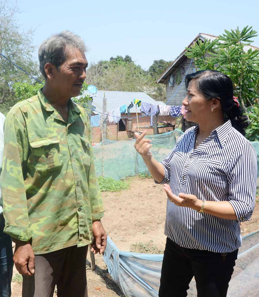  Bà Phạm Thị Vân tuyên truyền, vận động người dân thực hiện tiêu chí môi trường trong xây dựng nông thôn mới. Ảnh: Đ.P
