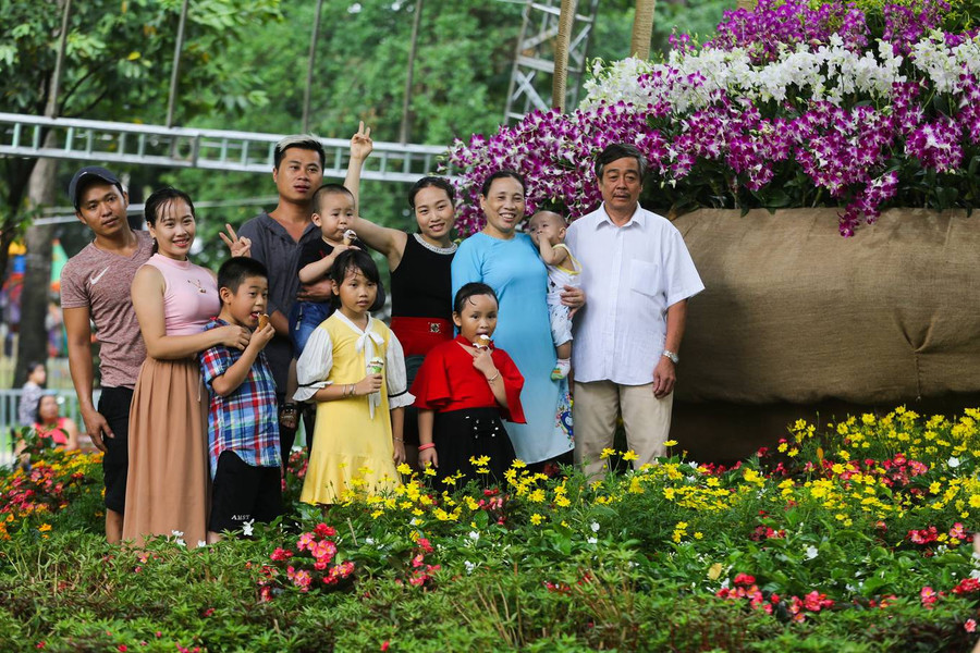 Nhiều gia đình ở Sài Gòn cùng nhau tới hội hoa lan thay vì đi du lịch xa dịp nghỉ lễ. Sự kiện được mở cửa miễn phí và kết thúc vào ngày 1/5.