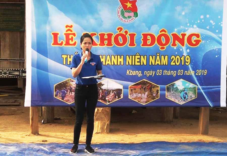  Chị Võ Thanh Ý tại lễ ra quân Tháng Thanh niên do Huyện Đoàn Kbang tổ chức. Ảnh: H.D