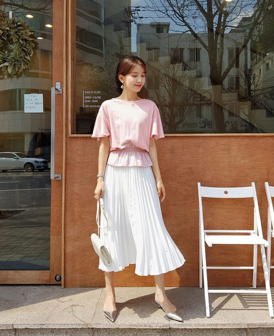 Trang phục pastel tạo nên cảm giác dịu mắt và luôn được ưa chuộng trong mùa nắng. Áo tay lỡ thắt chun phần eo, chân váy dập ly mềm nhẹ sẽ khiến chị em công sở thanh thoát khi đi làm. Trang phục pastel tạo nên cảm giác dịu mắt và luôn được ưa chuộng trong mùa nắng. Áo tay lỡ thắt chun phần eo, chân váy dập ly mềm nhẹ sẽ khiến chị em công sở thanh thoát khi đi làm.