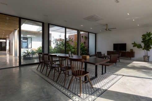 Vì ở ngoại ô nên không gian sống và sinh hoạt dành cho các thành viên lúc nào cũng rộng rãi và thoải mái chứ không chật hẹp và bí bách như trong nội thành. Vì ở ngoại ô nên không gian sống và sinh hoạt dành cho các thành viên lúc nào cũng rộng rãi và thoải mái chứ không chật hẹp và bí bách như trong nội thành.